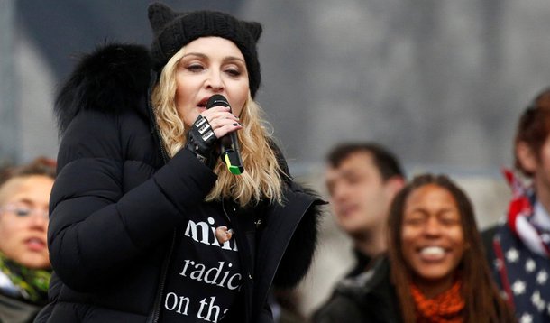 Cantora pop Madonna, que disse ter pensado em "explodir a Casa Branca" durante um discurso cheio de palavrões durante a Marcha das Mulheres de sábado em Washington, explicou que falava metaforicamente; "Não sou uma pessoa violenta", disse a cantora e compositora no Instagram; "Usei uma metáfora e compartilhei duas maneiras de ver as coisas -- uma era ser esperançosa, e a outra era sentir raiva e indignação, o que senti pessoalmente"
