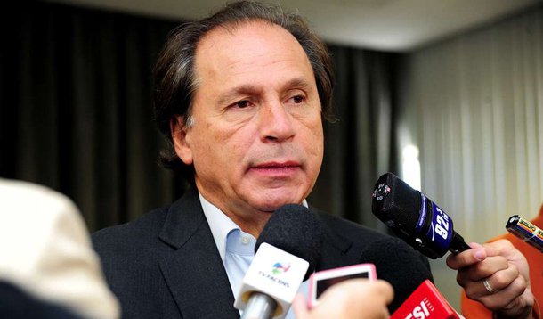 Diretor-presidente da Companhia Siderúrgica Nacional, Benjamin Steinbruch, diz que “o atual ajuste econômico brasileiro deveria se distanciar do conservadorismo radical, fórmula usada na Europa, que provocou recessão em vários países”: ‘Com redução da carga fiscal e com o câmbio desvalorizado, a indústria poderia voltar a respirar e começar a sair de seu longo período de hibernação. Com juros menores e oferta de crédito, o consumo interno também poderia iniciar uma recuperação’