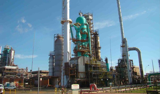 Com o incêndio, causado por um vazamento de produto, a refinaria que tem capacidade para processar 239 mil barris por dia começou a operar com capacidade reduzida; não há registro de vítimas com o ocorrido; o fogo começou por volta das 13h40 e foi controlado cerca de duas horas depois