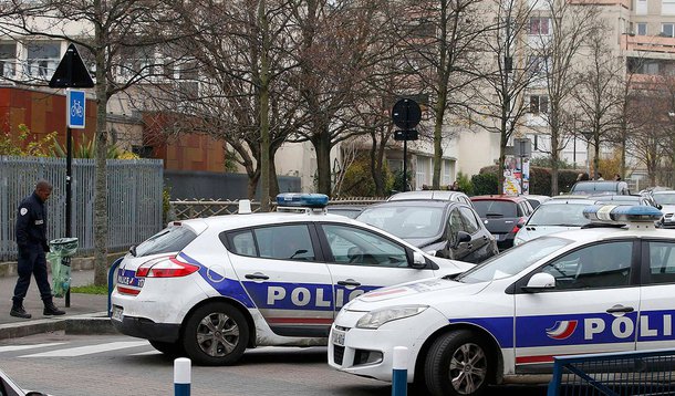 O professor francês que disse ter sido esfaqueado confessou ter inventado todo o episódio, inclusive que seu agressor era um seguidor do Estado Islâmico (EI); o docente da escola pública infantil de Aubervilliers, no nordeste de Paris, disse que tinha sido esfaqueado dentro da sala de aula por um homem mascarado que se dizia seguidor do EI