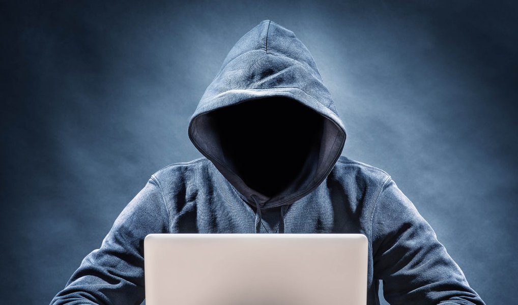 Um dia depois de declarar guerra ao Estado Islâmico, o grupo de hackers Anonymous disse nesta terça-feira, 17, que mais de 5,5 mil contas no Twitter ligadas ao grupo terrorista foram derrubadas; "Nossa capacidade de derrubar o Estado Islâmico é resultado direto de nosso coletivo sofisticado de hackers, exploradores de dados e espiões que temos ao redor do mundo. Temos pessoas que são muito, muito próximas ao EI, o que torna a coleta de informações sobre eles e outras atividades relacionadas muito fáceis para nós", disse Alex Poucher, porta-voz do Anonymous, à agência russa RT