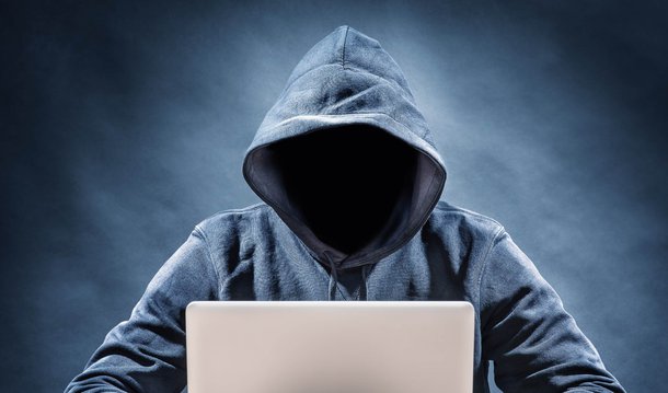 Um dia depois de declarar guerra ao Estado Islâmico, o grupo de hackers Anonymous disse nesta terça-feira, 17, que mais de 5,5 mil contas no Twitter ligadas ao grupo terrorista foram derrubadas; "Nossa capacidade de derrubar o Estado Islâmico é resultado direto de nosso coletivo sofisticado de hackers, exploradores de dados e espiões que temos ao redor do mundo. Temos pessoas que são muito, muito próximas ao EI, o que torna a coleta de informações sobre eles e outras atividades relacionadas muito fáceis para nós", disse Alex Poucher, porta-voz do Anonymous, à agência russa RT