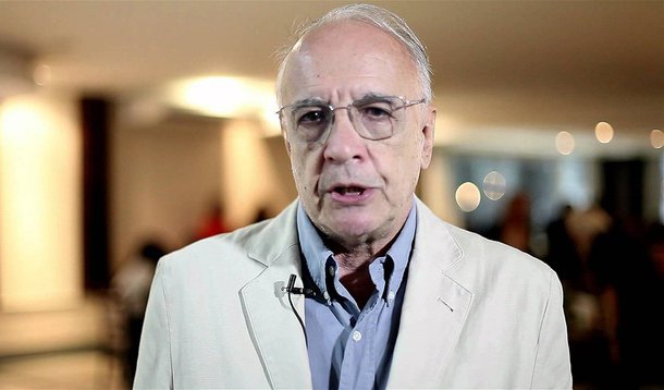 Em sua estreia, ele aborda as consequências, para a América Latina, da eventual vitória de Maurício Macri, na Argentina, que quebraria um ciclo de eleições de governos progressistas na região; Sader, um dos mais reconhecidos intelectuais brasileiros, é também uma das vozes mais respeitadas da esquerda latino-americana