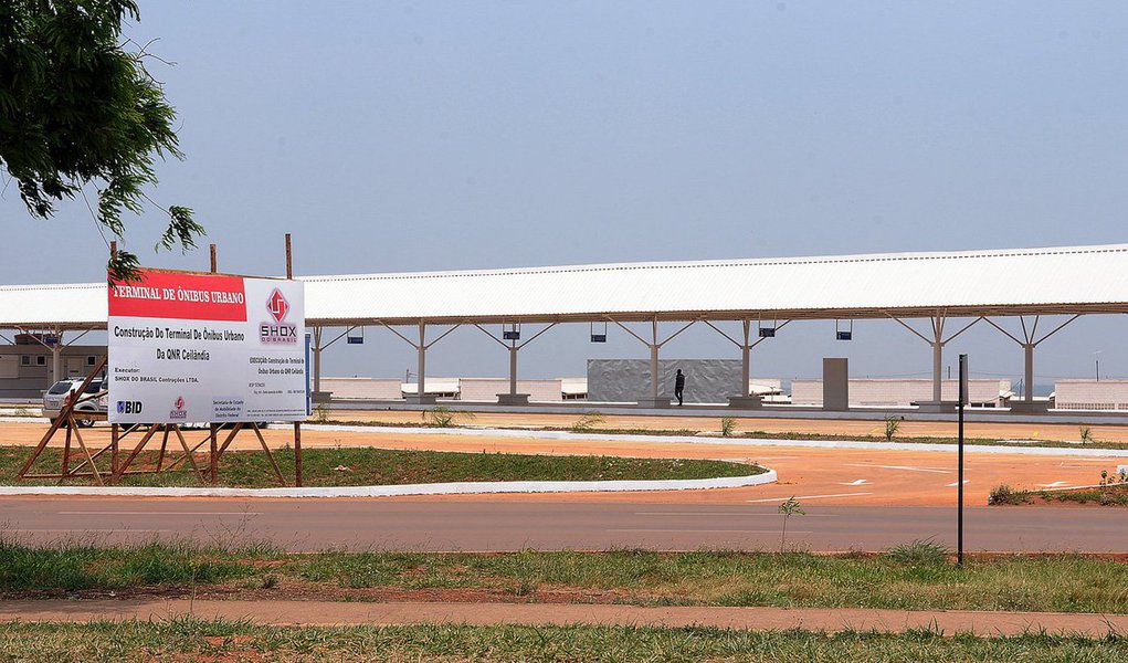 O terminal rodoviário da QNR, em Ceilândia, começa a operar nesta quinta-feira (8); no local, acessível para pessoas com deficiência, há 12 boxes e vagas para 35 ônibus; a estrutura tem ainda estacionamento com 50 lugares para carros, lanchonete, banheiros públicos e cinco salas — reservadas à administração, ao controle de operações, à fiscalização e ao apoio para motoristas e cobradores; o espaço vai receber 40 linhas e frota de 106 veículos das empresas Marechal, Pioneira, São José e Urbi, além da cooperativa de micro-ônibus Cootarde