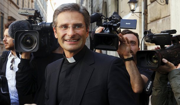 A revelação foi feita pelo monsenhor polonês Krzysztof Charamsa, 43 anos, ao jornal italiano Corriere della Sera; "Estou pronto a pagar as consequências, mas é o momento para que a igreja abra os olhos para os gays crentes e entenda que a solução que eles propõem, a abstinência total do amor na vida, é desumana", disse; porta-voz da Santa Sé, padre Federico Lombardi afirmou que o "Monsenhor Charamsa não poderá continuar a desenvolver as funções precedentes na Congregação para a Doutrina da Fé e nas Universidades Pontifícias"