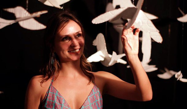 "A violência contra a mulher tem diversas facetas no país. É impressionante que, no século 21, falar em descriminalização do aborto gere comentários tão abusivos. Na última semana, me senti num país bem diferente daquele que imaginava habitar. Um país no qual crenças religiosas são brandidas com ódio", critica a cineasta Petra Costa, diretora do filme "Olmo e A Gaivota"; "Como dialogar com aqueles que se apresentam tão certos de suas verdades? É urgente resistir a essa intolerância", diz