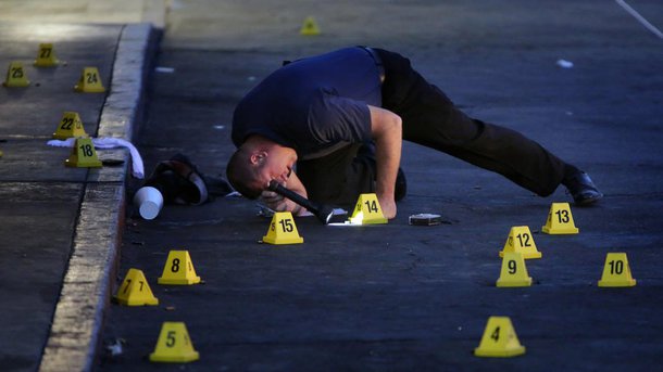 Uma pessoa abriu fogo na cidade de San Bernardino, no sul da Califórnia, nesta quarta-feira, 2, e informações iniciais indicam que havia até 20 feridos, segundo autoridades; Departamento de Polícia local afirmou em mensagem no Twitter que "confirmou de um a três possíveis suspeitos" e múltiplas vítimas no tiroteio, classificando como um incidente com "atirador ativo"