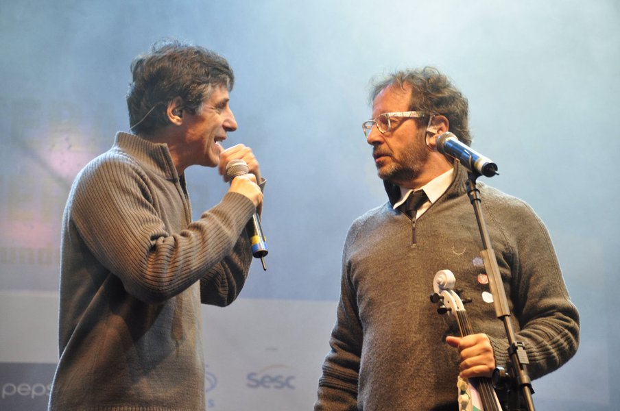 Com a debandada de votos pró-golpe, o Brasil amanheceu neste fim de semana ao som da canção Vira, Virou, da dupla Kleiton e Kledir. É um sussurro que se ouve em todos os cantos do País e que será entoado a plenos pulmões após a vitória da democracia; "Ah, vira, virou, meu coração navegador..."; assista e prepare-se para cantar