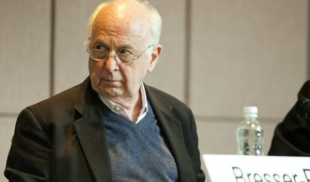 Para o ex-ministro dos governos José Sarney e Fernando Henrique Cardoso Luiz Carlos Bresser-Pereira, a votação do impeachment na Câmara “foi uma grande derrota da esquerda moderada que governou o país desde 2003, e uma grande derrota da democracia brasileira, que saiu profundamente arranhada”; “Mas foi também uma derrota dos liberais democratas, que se desmoralizaram ao se associarem à grande e verdadeira vitoriosa – a corrupção – representada pelo presidente da Câmara dos Deputados e pelos partidos de negócio que aprovaram o impeachment”, diz