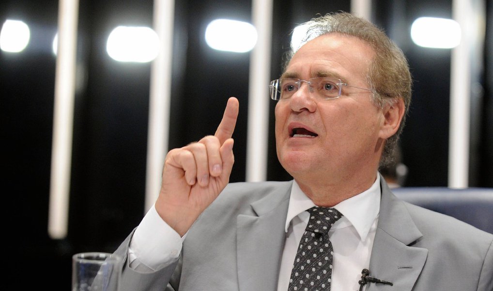 "Muitos acham que cruzar os braços nesta hora é agravar a crise econômica. Setores da própria oposição defenderam que nós possamos estabelecer uma data já nos primeiros dias de janeiro. Essa é uma posição de racionalidade, de bom senso, o Brasil espera que nesse momento de dificuldade o Congresso continue trabalhando. A maior sinalização que o Congresso Nacional pode dar com relação ao encaminhamento de soluções para a crise é funcionar no recesso", declarou o presidente do Congresso, Renan Calheiros (PMDB-AL)