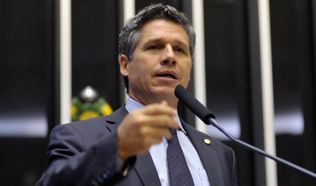 Deputado Paulo Teixeira (PT-SP) solicitou que sejam retiradas do processo de impeachment as referências à delação premiada do senador Delcídio do Amaral; "É preciso fazer desentranhamento dos documentos e delimitar o alcance do processo sob pena de grave violação ao direito de defesa da presidente da República", afirmou Teixeira; já o ministro da Fazenda, Nelson Barbosa, disse não ver nenhum tipo de problema em defender a presidenta Dilma Rousseff perante a Comissão do Impeachment