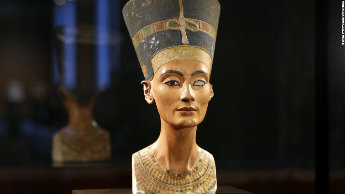 São grandes as chances de que a tumba do faraó egípcio Tutankamon tenha passagens para uma câmara secreta que pode ser o túmulo da rainha perdida Nefertiti, arqueologistas informaram neste sábado; a confirmação do local da sua tumba seria a mais impressionante descoberta arqueológica no Egito neste século