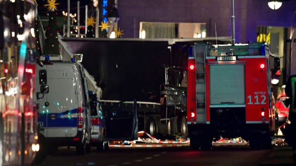 O tunisiano Anis Amri, 24 anos, principal suspeito do atentado contra o mercado de Natal de Berlim, já estava na lista dos serviços de inteligência dos Estados Unidos, informou o jornal The News York Times; o jovem tunisiano tinha feito buscas on-line de como fabricar uma bomba e "teria se comunicado com o Estado Islâmico (EI) pelo menos uma vez"; polícia alemã confirmou ontem a identidade de Anis Amri como o principal suspeito do ataque terrorista que matou 12 pessoas e feriu 48 na noite de segunda-feira (19)