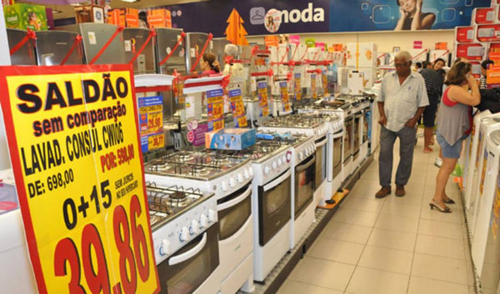 As vendas no varejo do Brasil surpreenderam em fevereiro e tiveram o melhor resultado mensal desde 2013 com bom desempenho de móveis e eletrodomésticos e de supermercados, mas ainda está longe de entrar em uma fase de recuperação em meio ao cenário de forte recessão econômica; as vendas varejistas registraram ganho de 1,2% em fevereiro, leitura mais alta desde o avanço de 3% em julho de 2013, informou o IBGE; ainda que o número mensal tenha sido positivo, na comparação com o mesmo mês do ano anterior, as vendas despencaram 4,2%, pior resultado da série iniciada em 2001