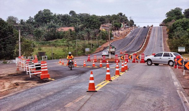 O governador do Maranhão, Flávio Dino (PC do B), informou que entrará na Justiça para garantir reparos emergenciais na rodovia BR-135; "Com a responsabilidade que me cabe, na segunda-feira o Estado do Maranhão ingressará na Justiça contra o Governo Federal", disse ele no Twitter; o chefe do executivo maranhense disse ser justo a cobrança pela recuperação de rodovias estaduais, mas legalmente está impedido de cuidar de obras federais