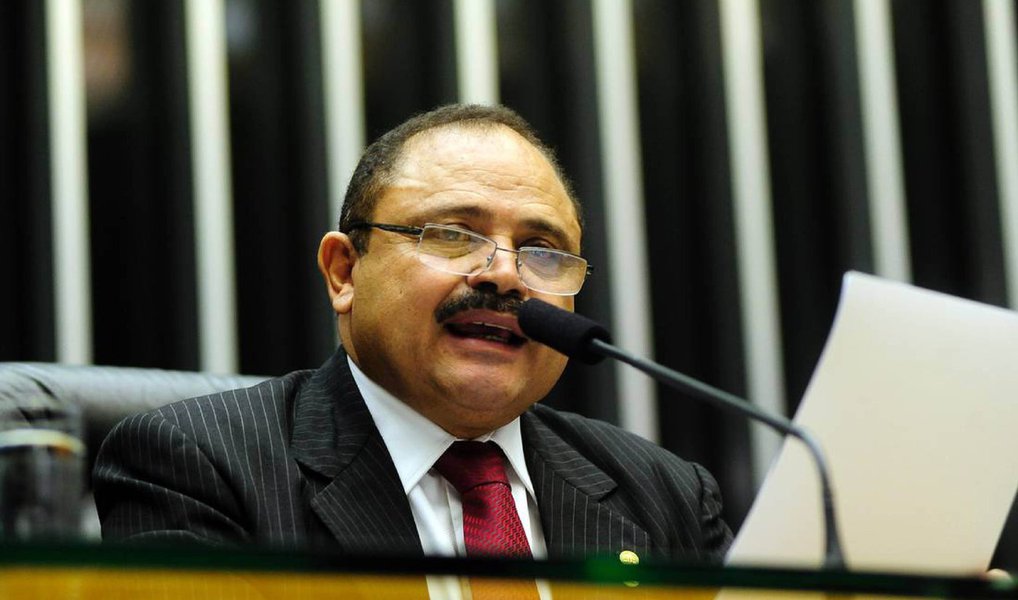 Revista publicou um perfil nesta sexta-feira, 6, em que tenta desqualificar o presidente em exercício da Câmara, que já sinalizou intenção de naufragar o projeto de golpe contra a presidente Dilma Rousseff, ou fazer avançar o impeachment do vice Michel Temer, provocando novas eleições gerais; classificando-o como "legítimo representante do baixo clero", a revista acusa Waldir Maranhão de ter assessorado o doleiro Fayed Traboulsi, acusado de fraudes em fundos de pensão de estados e municípios, investigado na Operação Miqueias, da Polícia Federal