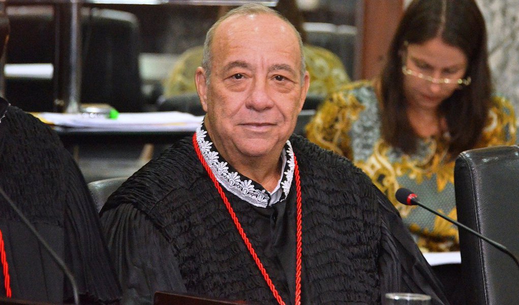 O presidente do Tribunal Regional Eleitoral do Maranhão (TRE-MA), o desembargador Antonio Pacheco Guerreiro Junior, tem feito campanha abertamente para a pré-candidata da Prefeitura de Bacabal, de Giselle Velloso (PR); a campanha está sendo feita tanto em eventos quanto em posts nas redes sociais; promotores e juízes locais afirmam que a atuação do desembargador fere a Constituição Federal - é vedado a qualquer juiz exercer atividade político-partidária, sob pena de perda do cargo