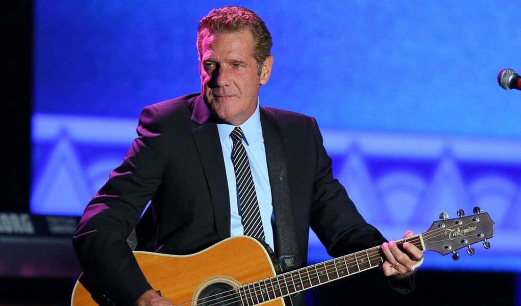 "O Glenn travou uma batalha corajosa nas últimas semanas, mas, infelizmente, sucumbiu às complicações provocadas pela artrite reumatóide [uma inflamação crônica e autoimune nas articulações], colite ulcerosa aguda [inflamação crônica no intestino grosso] e pneumonia [inflamação nos pulmões]", informou o grupo em sua página oficial do Facebook; Glenn Frey participou da composição e deu voz a algumas das músicas mais conhecidas dos Eagles, como 'Heartache Tonight', 'Take It Easy', 'Lying Eyes' e 'Hotel California'