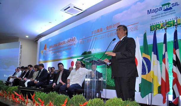 O governador do Maranhão, Flávio Dino, participou do ‘Diálogo Brasil-Japão: Intercâmbio Econômico e Comercial em Agricultura e Alimentos’. O Encontro reuniu os estados do Maranhão, Tocantins, Piauí e Bahia, que formam o Matopiba, com o objetivo de firmar um termo de cooperação entre os dois países para potencializar investimentos japoneses na região; Dino destacou as potencialidades do litoral maranhense, a disponibilidade de terras agricultáveis e da produção de gás natural e grãos; ele sublinhou também que o otimismo quanto ao desenvolvimento da região se reflete no programa de investimentos que Governo do Maranhão está adotando em rodovias e no Porto do Itaqui