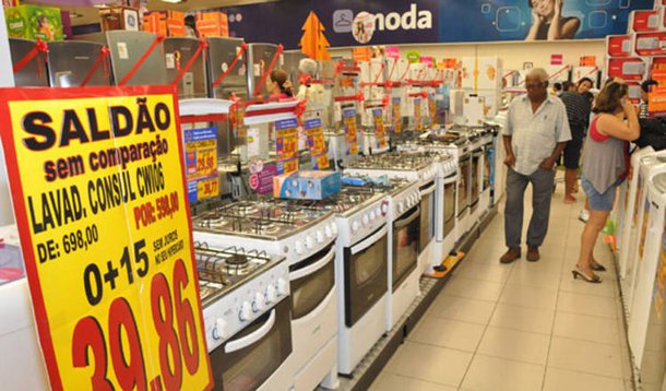 As vendas no varejo do Brasil surpreenderam em fevereiro e tiveram o melhor resultado mensal desde 2013 com bom desempenho de móveis e eletrodomésticos e de supermercados, mas ainda está longe de entrar em uma fase de recuperação em meio ao cenário de forte recessão econômica; as vendas varejistas registraram ganho de 1,2% em fevereiro, leitura mais alta desde o avanço de 3% em julho de 2013, informou o IBGE; ainda que o número mensal tenha sido positivo, na comparação com o mesmo mês do ano anterior, as vendas despencaram 4,2%, pior resultado da série iniciada em 2001