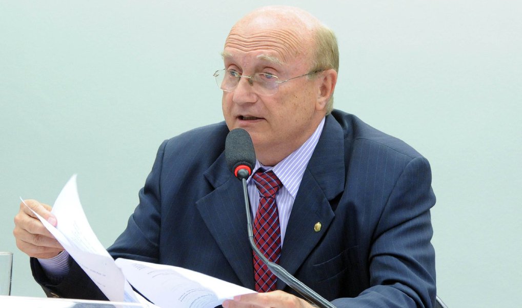 O deputado federal Osmar Serraglio (PMDB/PR) foi eleito nesta terça (3) presidente da Comissão de Constituição e Justiça (CCJ) da Câmara dos Deputados; Rodrigo Pacheco (PMDB-MG), preferido do líder da bancada do PMDB, Leonardo Picciani, para a presidência da comissão, ficou como primeiro-vice-presidente; foram 43 votos a favor da chapa e sete votos em branco; Serraglio era o candidato do grupo pró-impeachment; a CCJ é a principal comissão da Casa, que terá papel fundamental no andamento do processo por quebra de decoro parlamentar contra o presidente da Câmara, Eduardo Cunha (PMDB-RJ)