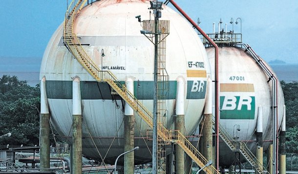 Companhia que, sob a gestão de Pedro Parente mantém esforço para entregar o pré-sal a preço de banana, fechou 2016 com volume de reservas provadas de 12,514 bilhões de barris de óleo equivalente (boe), ante 13,279 bilhões de boe no fim de 2015; do total de reservas provadas da estatal no fim do ano passado, 10,55 bilhões de boe eram de óleo e condensado; a companhia também auferiu no fim de 2016 312,29 bilhões de metros cúbicos de gás natural