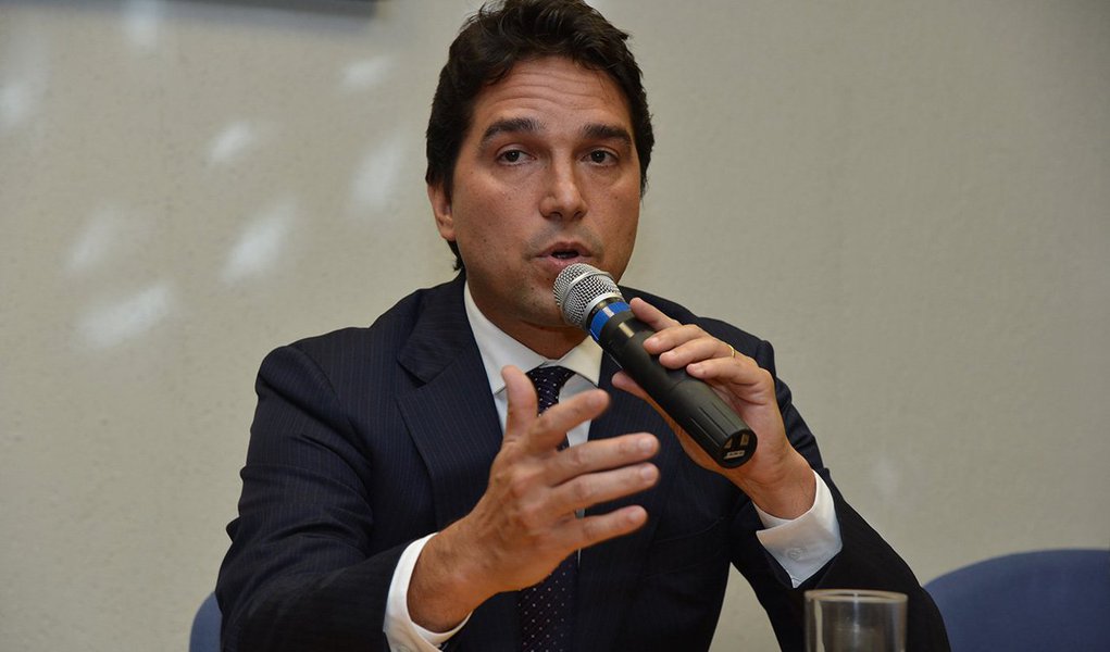 Presidente Dilma Rousseff exonerou o vice-presidente de Fundos de Governo e Loterias da Caixa, Fábio Ferreira Cleto; exoneração foi publicada hoje (10) no Diário Oficial da União; exoneração de Cleto foi uma resposta do Palácio do Planalto ao presidente da Câmara, Eduardo Cunha, por quem Cleto foi indicado