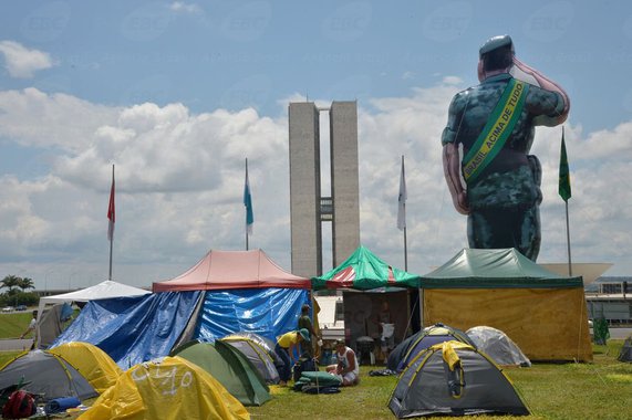 Integrantes do grupo "intervencionistas" afirmaram neste sábado que vão permanecer acampados em frente ao Congresso Nacional; presidências do Senado e Câmara e governo do DF recomendaram que os manifestantes deixem os arredores do Congresso e o prazo termina no final da tarde deste sábado; clima de tensão é um policial afirmou que tudo pode acontecer depois das 16h; "Só saímos com ordem judicial", avisou um dos líderes do movimento