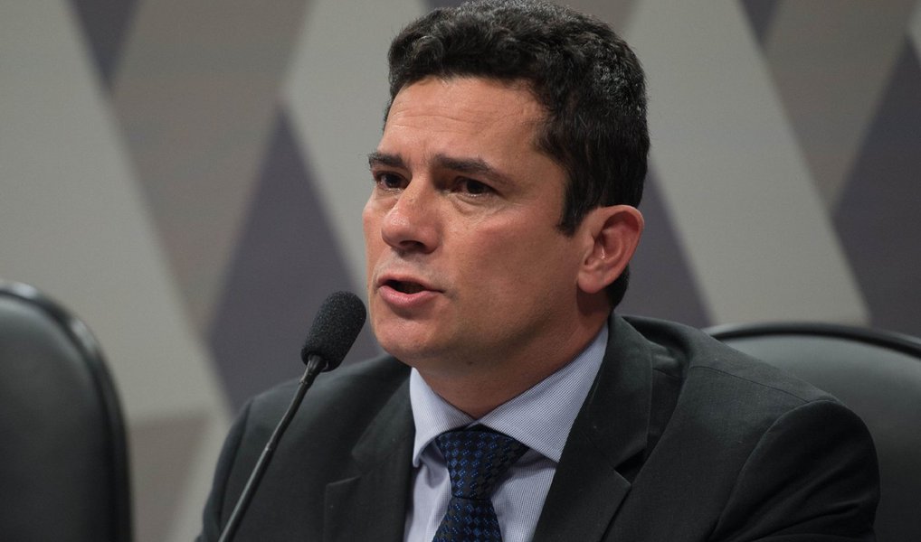 O juiz federal Sergio Moro, que participou na noite desta terça (26) do jantar de gala em Nova York, promovido todos os anos pela revista americana "Time" para homenagear as 100 pessoas mais influentes do mundo, de acordo com a publicação, afirmou que a "Operação Lava Jato não é seriado de TV, que tem que ter capítulo toda semana", ao ser questionado sobre se as investigações estavam paralisadas nas últimas semanas