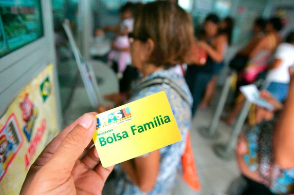Com o objetivo de dar continuidade à execução do Programa 'Mais Bolsa Família – Bolsa Escola', a Secretaria de Desenvolvimento Social promove o Ato de Abertura do Processo de Credenciamento de estabelecimentos comerciais para a venda de produtos do Programa, no auditório da Associação Comercial do Maranhão; estabelecimentos comerciais dos 217 municípios maranhenses poderão se habilitar para receber o cartão do tipo débito do Programa Mais Bolsa Família – Bolsa Escola; o Bolsa Escola beneficiará mais de 1,4 milhão de alunos com idade entre 04 e 17 anos, com investimento anual de R$ 72 milhões