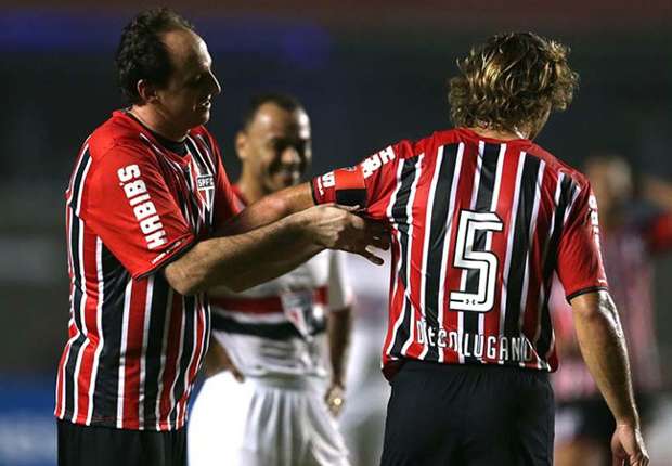 A constatação sobre se o uruguaio com sangue Tricolor está ultrapassado para o futebol só os gramados responderão, mas é inegável que o zagueiro já está eternizado na memória dos torcedores