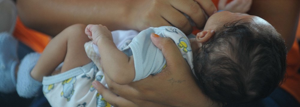 O Rio de Janeiro registrou este ano 21 casos de microcefalia em bebês, de janeiro; os detalhes estão sendo apresentados pela Secretaria de Estado de Saúde em entrevista coletiva; a média dos últimos dez anos foi de 12,8 casos por ano e, em 2014, foram 10 registros; de acordo a pasta, desde o dia 18 de novembro se tornou obrigatória a notificação de grávidas com manchas vermelhas na pele, um dos sintomas do vírus zika; até agora, foram registrados 75 casos com essa característica