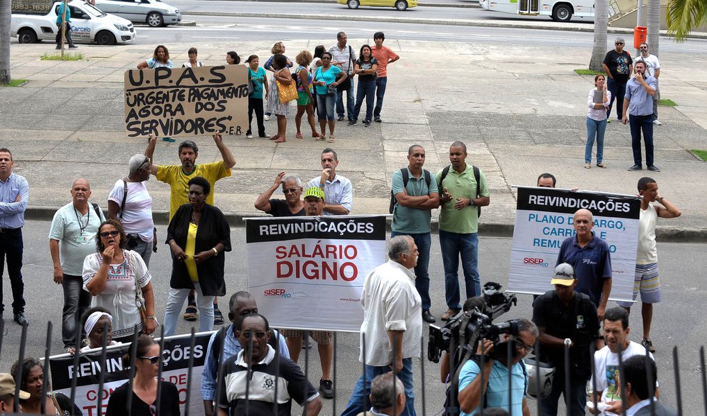 Servidores do município do Rio de Janeiro aproveitaram a participação do prefeito Eduardo Paes em cerimônia religiosa, no jardim do prédio sede da prefeitura, no centro, para protestar por melhores condições de trabalho e contra a administração de hospitais públicos por organizações sociais (OS); segundo os servidores, a contratação das OS, além de não melhorar o atendimento, é fonte de corrupção e de disparidade entre os profissionais