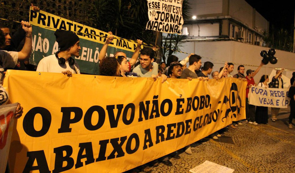 Cada vez mais brasileiros percebem a que interesses antipopulares servem o império de comunicação da família mais rica do país, segundo a revista Forbes. Nas manifestações de rua tornou-se obrigatório o grito "o povo não é bobo, abaixo a Rede Globo." E a campanha "Desliga a Globo que Brasil melhora" é parte do movimento pela democratização da mídia, na qual a CUT tem papel destacado