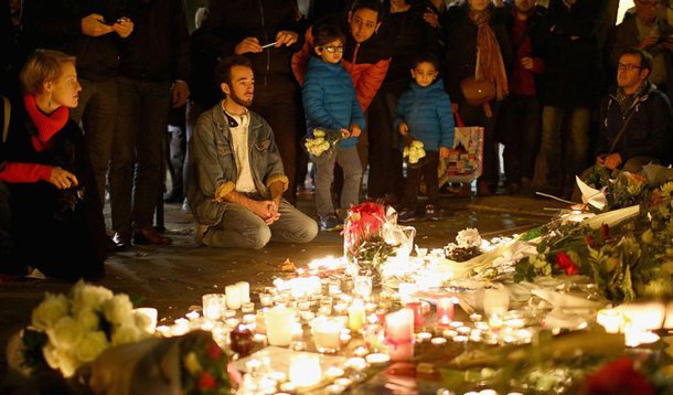 Detentor de passaporte sírio encontrado perto do corpo de uma dos atiradores que morreram na noite de sexta-feira (13) nos ataques em Paris passou pela Grécia em outubro, disse um ministro grego; o suposto terrorista passou pela ilha de Leros em 3 de outubro de 2015;  fonte da polícia grega disse que o proprietário do passaporte era um homem jovem que chegou a Leros com um grupo de 69 refugiados e que suas impressões digitais foram coletadas pelas autoridades na ilha; a polícia não quis revelar sua identidade