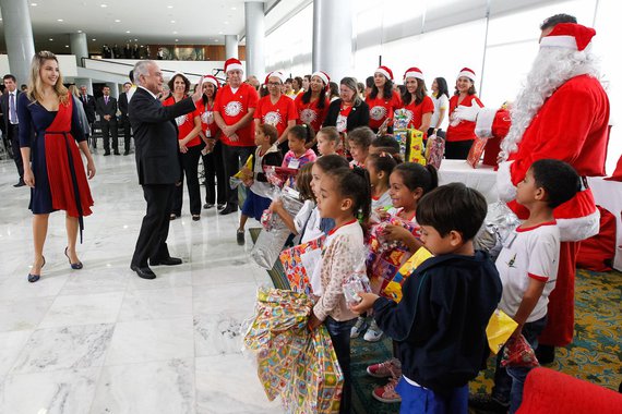 Jornalista Kiko Nogueira, do Diário do Centro do Mundo, diz que Michel Temer vive "numa realidade paralela", ao anunciar sua reforma trabalhista; "Na Temerlândia, ninguém está chateado com uma economia em recessão, revisões do PIB par baixo, com a roubalheira desenfreada, com flagrantes de tráfico de influência, com um ministro a menos por mês — e com um chefe da nação que foge de velórios. No Brasil real, temos um presidente tão desprezível que se orgulha de sua impopularidade e do fato de se apoiar nela para tomar medidas impopulares", diz 