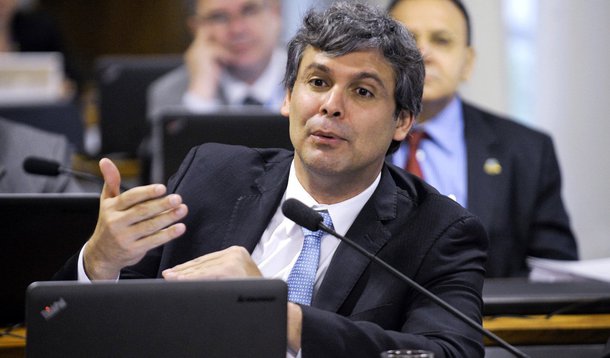 Senador Lindbergh Farias (PT-RJ) repudiou as manifestações no local em que foi velado o corpo do ex-senador do PT de Sergipe e ex-presidente do partido, Eduardo Dutra (1957-2015); "Essas manifestações insanas de ódio político estão ficando corriqueiras e já não surpreendem. Se nada for feito contra essa escalada perigosa de ódio político, em breve se considerará normal agredir fisicamente ou mesmo assassinar petistas. Porque o ódio desumaniza, desumaniza o alvo do ódio e aquele que odeia. Desumaniza até mesmo os mortos. O ódio exige cadáveres insepultos", afirmou