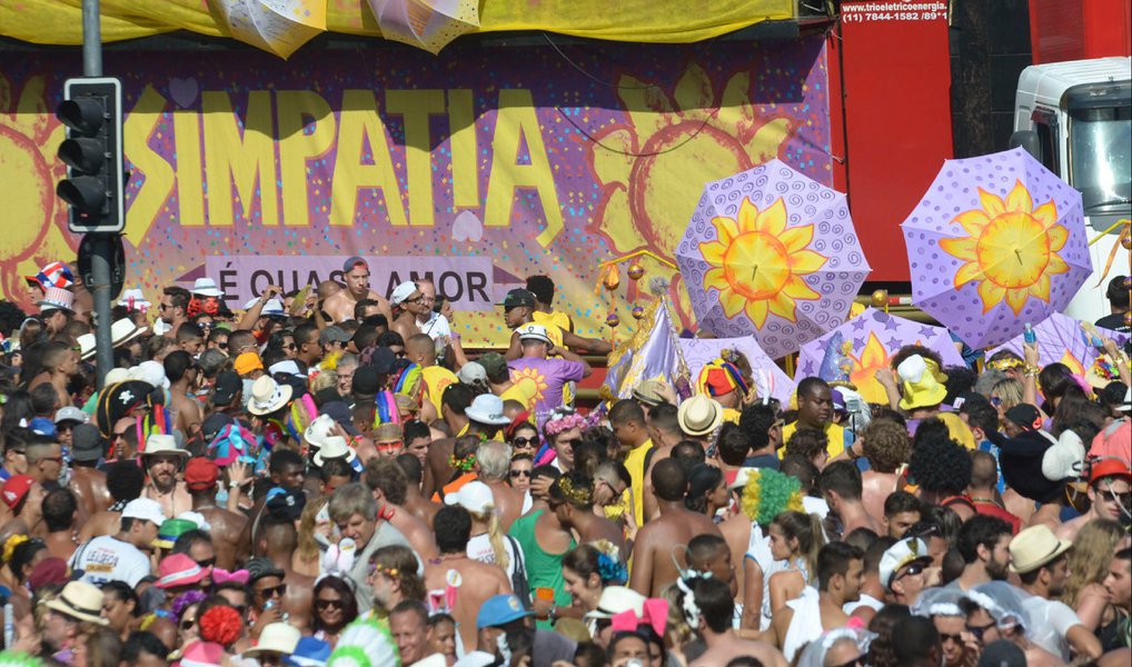 Tolerância e combate ao racismo foram as palavras de ordem neste ano no desfile do bloco Simpatia é Quase Amor, tradicional em Ipanema; quase 200 mil foliões participaram da festa, segundo a prefeitura; uma das autoras do samba deste ano, O Simpatia vai passar, Luiza Fernanda de Figueiredo disse que o compositor Chico Buarque foi o homenageado por sua luta pela liberdade de expressão