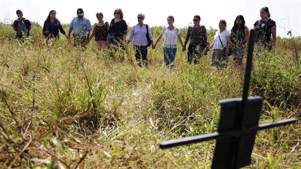 Autoridades mexicanas estão investigando oficiais de segurança locais que colocaram pelo menos 105 vítimas não identificadas de crimes violentos em valas comuns no México, disseram autoridades; os corpos foram encontrados em uma pequena comunidade indígena no Estado de Morelos, que possui uma das mais altas taxas de sequestros do país, segundo o procurador do Estado Javier Perez; os oficiais estão sendo investigados por prevaricação e violação das leis que cobrem o sepultamento de cadáveres, disse a promotoria em comunicado