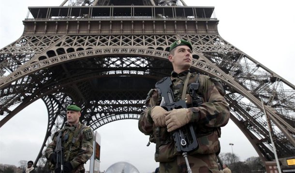 Há anos o principal destino turístico do mundo, a capital francesa dos monumentos imponentes e do prazer do “savoir vivre” parisiense se vê confrontada à paranoia da guerra ao terror após os ataques do 13 de novembro, dia mais violento da história francesa desde a Segunda Guerra Mundial; das restrições do estado de emergência, à presença do exército pelos quatro cantos, às fronteiras fechadas, à fiscalização de bolsas até em entradas de lojas, aos olhares desconfiados nos vagões do metrô; ainda que os franceses se esforcem para retomar à rotina, as constantes ameaças dos terroristas à França agora ganham outra dimensão, 10 meses após o massacre na redação do semanário humorístico Charlie Hebdo