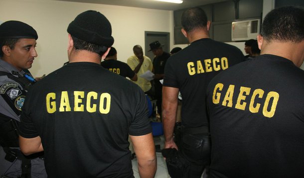 O Grupo de Atuação Especial de Combate ao Crime Organizado (Gaeco) faz  uma operação contra crimes de corrupção, tráfico de drogas, roubos de veículos e comércio e posse de armas, em Curitiba e Região Metropolitana; entre os investigados estão policiais civis e militares; informações preliminares dão conta de que até às 10h20 três militares havia sido presos