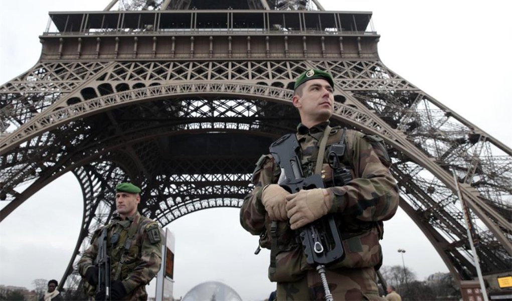 Há anos o principal destino turístico do mundo, a capital francesa dos monumentos imponentes e do prazer do “savoir vivre” parisiense se vê confrontada à paranoia da guerra ao terror após os ataques do 13 de novembro, dia mais violento da história francesa desde a Segunda Guerra Mundial; das restrições do estado de emergência, à presença do exército pelos quatro cantos, às fronteiras fechadas, à fiscalização de bolsas até em entradas de lojas, aos olhares desconfiados nos vagões do metrô; ainda que os franceses se esforcem para retomar à rotina, as constantes ameaças dos terroristas à França agora ganham outra dimensão, 10 meses após o massacre na redação do semanário humorístico Charlie Hebdo