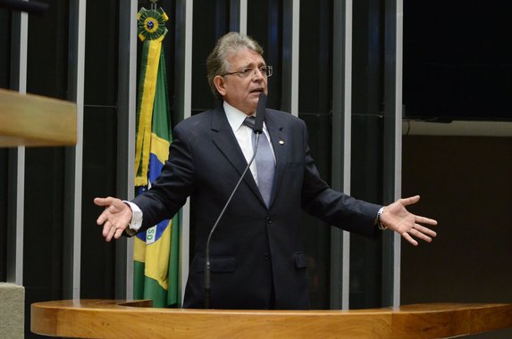 A exemplo do deputado Jovair Arantes (PTB-GO), o líder do DEM, Pauderney Avelino (AM), também demonstrou descontentamento com o vice Michel Temer, por ele ter viajado a São Paulo no momento em que há debandada de votos dados como certos em favor do golpe; "Ele é vice-presidente do país e presidente do PMDB. Não poderia se ausentar de Brasília enquanto a oposição enfrenta essa orgia do governo, que está chamando até governadores a Brasília. Temer terá de ficar aqui para receber e conversar com parlamentares que ainda estão em dúvida sobre o voto"