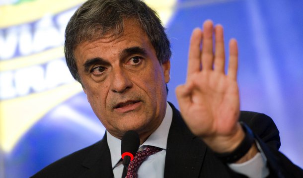 O ministro José Eduardo Cardozo, da Advocacia-Geral da União, levou nesta quinta (17), ao ministros do Supremo Tribunal Federal, explicações sobre as gravações feitas pela Operação Lava Jato de telefonema entre a presidente Dilma Rousseff e o ex-presidente Lula; "Eu expliquei [que o envio do termo de posse] na verdade que era ausência dele [Lula] na nomeação. Tanto que não foi assinado. Não tem o menor sentido [dizer que era para evitar a prisão]", disse
 