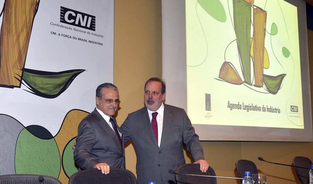 Em artigo, ministro Armando Monteiro e Robson Braga de Andrade, presidente da Confederação Nacional da Indústria (CNI), defendem o programa Brasil Mais Produtivo, com o “objetivo de aumentar substancialmente a produtividade das unidades empresariais participantes a partir de correções rápidas no processo produtivo”; medida deve alcançar, no primeiro ano, 3 mil indústrias de pequeno e médio portes