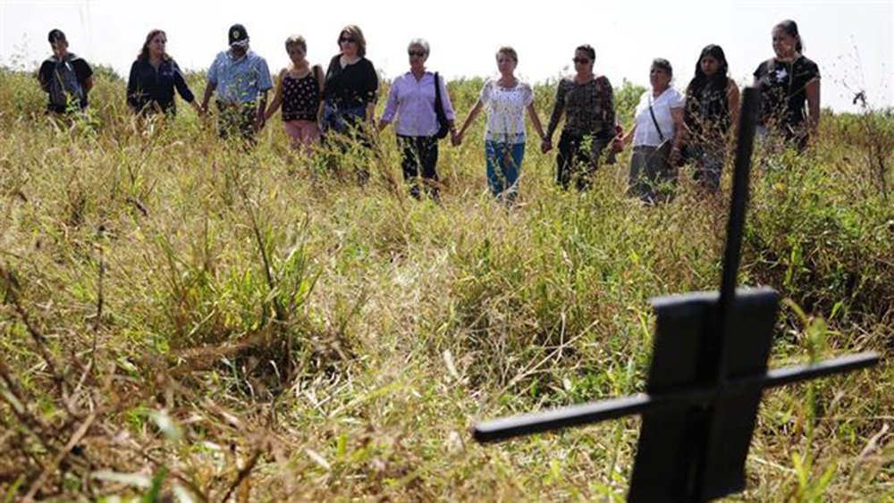 Autoridades mexicanas estão investigando oficiais de segurança locais que colocaram pelo menos 105 vítimas não identificadas de crimes violentos em valas comuns no México, disseram autoridades; os corpos foram encontrados em uma pequena comunidade indígena no Estado de Morelos, que possui uma das mais altas taxas de sequestros do país, segundo o procurador do Estado Javier Perez; os oficiais estão sendo investigados por prevaricação e violação das leis que cobrem o sepultamento de cadáveres, disse a promotoria em comunicado