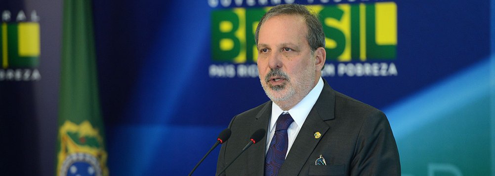 O ministro do Desenvolvimento, Indústria e Comércio Exterior, Armando Monteiro Neto, afirma que o país está "desafiado" a reconceituar a política industrial à luz das novas condições econômicas; "Não apenas no quadro do país, mas também diante das transformações que aconteceram com a integração das cadeias globais de valor, do que vem acontecendo com a divisão internacional do trabalho na indústria. O realinhamento muito importante que ocorreu no câmbio vai nos dar no médio prazo uma possibilidade de recuperar a posição da indústria. Mas precisamos encaminhar algumas questões que estão aí", ressalva