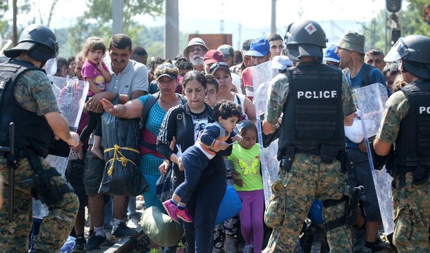 Por 81 votos a favor e 27 contra, o parlamento dinamarquês aprovou nesta terça-feira, 26, projeto de lei que permite confiscar dinheiro e objetos de valor dos refugiados para custear sua estadia e limitar o reagrupamento familiar; em uma primeira versão, ficava estabelecido que os migrantes poderiam conservar o equivalente a 3 mil coroas dinamarquesas (R$ 1.780); depois de protestos, sobretudo no exterior, o montante subiu para 10 mil coroas (R$ 5.930)