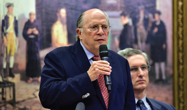 "As pedaladas constituem crime e crime grave", disse o jurista Miguel Reale Jr. referindo-se aos atrasos de repasses a bancos públicos referentes ao pagamento de benefícios de programas sociais; autor do pedido de afastamento da presidente Dilma, que corre na Câmara, ele é ouvido nesta quarta-feira na comissão especial do impeachment na Casa, junto com a advogada Janaína Paschoal