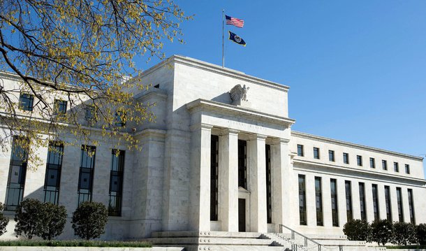Federal Reserve (Fed) norte-americano decidiu nesta quarta-feira, 27, manter inalteradas as taxas de juros de referência, entre os 0,25% e os 0,50%; em comunicado, após reunião de dois dias do comitê de política monetária, o Fed argumenta a decisão com o fato de o crescimento econômico se ter mantido "moderado" nos Estados Unidos e considerando que a inflação vai continuar baixa "no curto prazo"